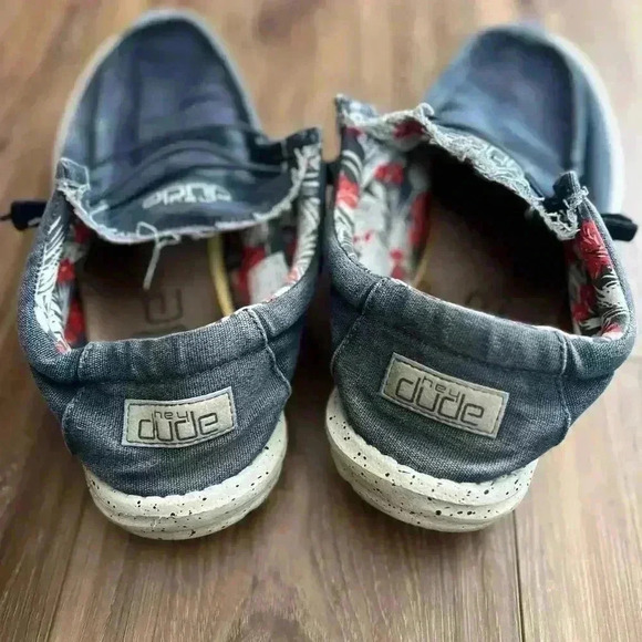 Hey Dude Hawaiian slip ons - Picture 5 of 7